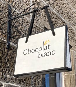 Chocolat blanc signature gift bag shop sign