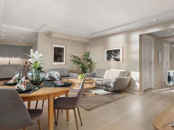 schön beleuchtetes Wohnzimmer mit sanften Farben und skandinavischen Möbeln