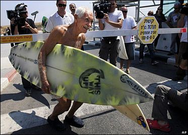 Doc Paskowitz delivers surfboards to Gaza