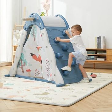 Niño escalando en su tienda de juegos