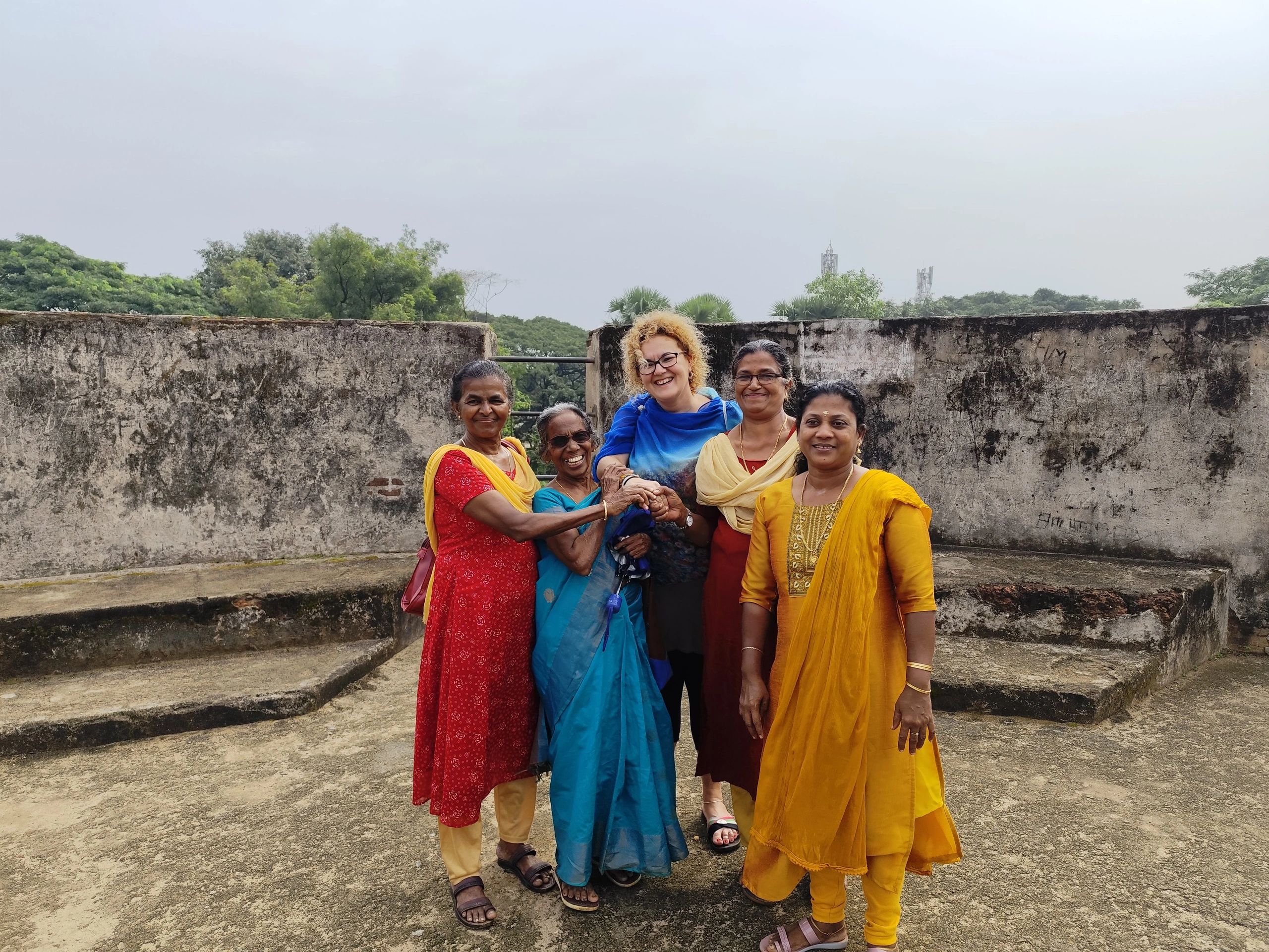 Mujeres indias dándose la mano