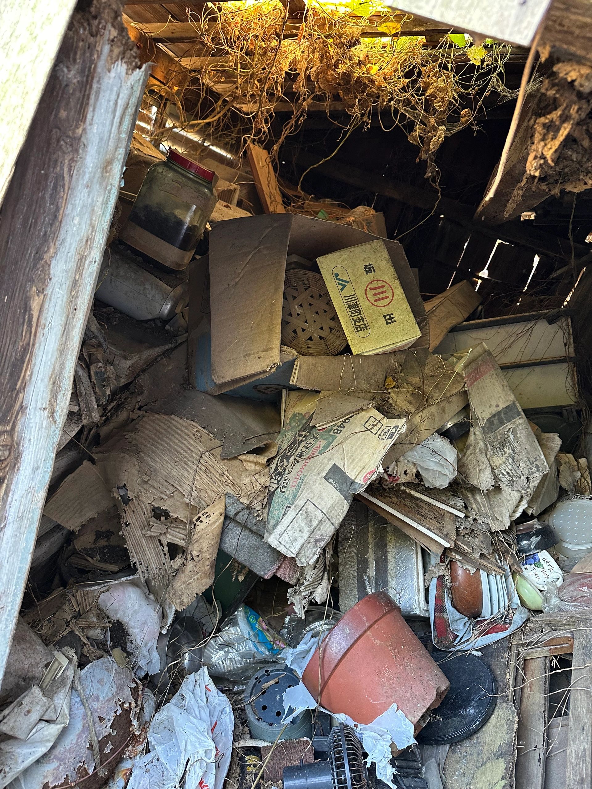 当社では、解体工事に伴う不用品の回収・処分にも迅速に対応しております。
解体前後に発生する家具・家電・生活用品・残置物など、現場の状況に合わせて適切に分別・回収い