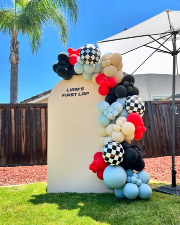Balloon arch decoration for Liam's first lap event.