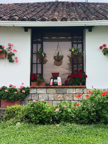 Bolsas de Café Hacienda Las Granjas, sobre ventana de casa cafetera.