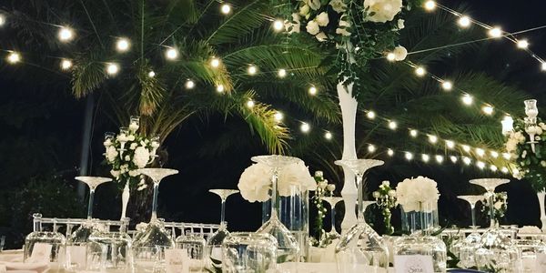 allestimento di un tavolo per matrimonio con candelabro bianco e cielo stellato