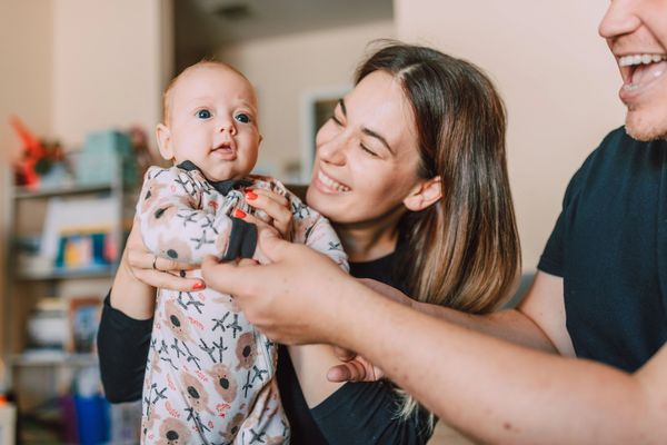 Experienced postpartum doula helping families navigate the transition into parenthood in Washington