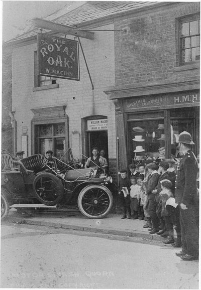 Car crashed outside Royal Oak in 1917