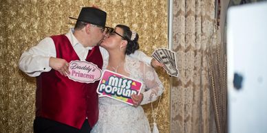open booth, wedding, married couple, kissing couple, open air, open style photo booth