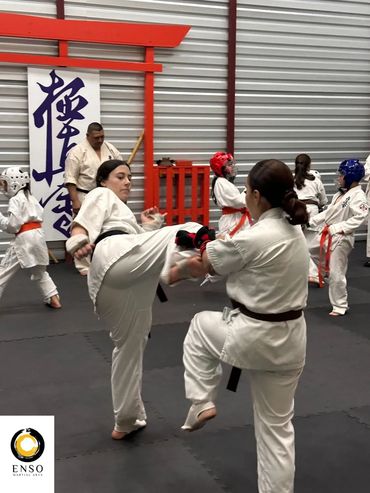 sparring combate en clase de karate kyokushin en academia ENSO en San Pablo de Heredia