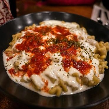 요거트와 고추 버터 소스를 곁들인 수제 만트 – 터키식 라비올리의 진수
정성껏 빚은 수제 만트에 진한 요거트와 매콤한 버터 소스, 터키의 진짜 맛.