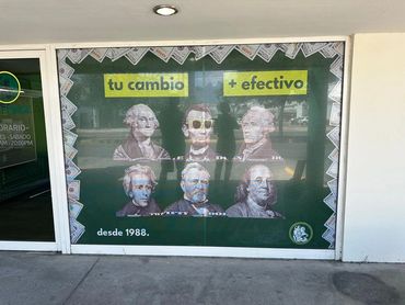 Microperforado verde con publicidad de San Jorge instalado en un ventanal comercial.