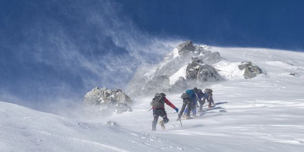 Cuatro intrépidos escaladores se abren paso juntos hacia la cima, enfrentando desafíos y superando