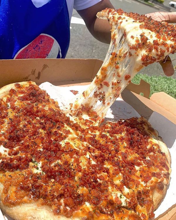 The brazilian pizza: double mozzarella cheese, double bacon with a generous serving of fried garlic.