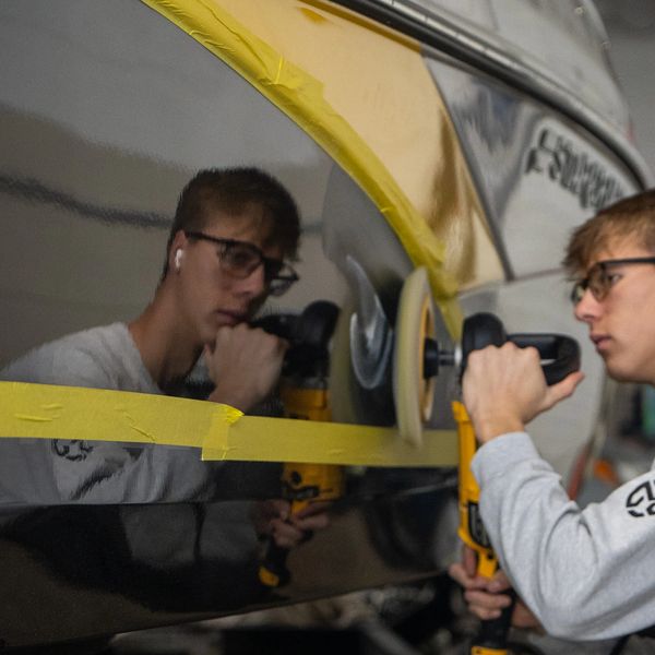 Owen cutting the gel coat on a boat to remove scratches and find its true gloss before ceramic coat