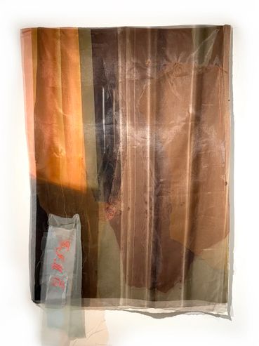 33 en el cuarto de servicio
Photographic image, embroidery, thread, and collage on fabric
53x38”
202