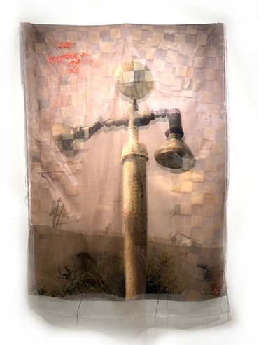 Poste de luz
Photographic image, embroidery, thread, and collage on fabric
53x38”
2024