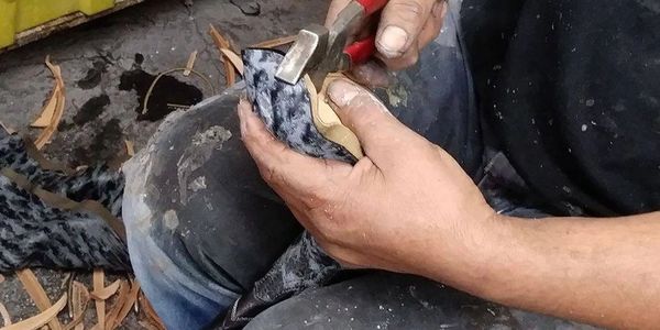 hombre trabajando con unas pinzas