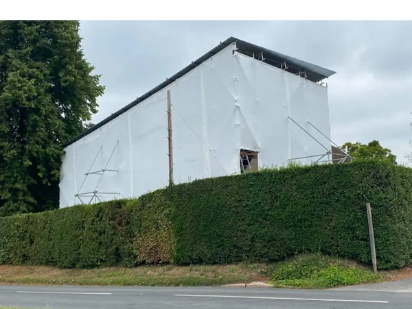 Scaffold encapsulation with tin hat & wrap in Uckfield,East Sussex
Temporary Roofs & Shrink Wrapping