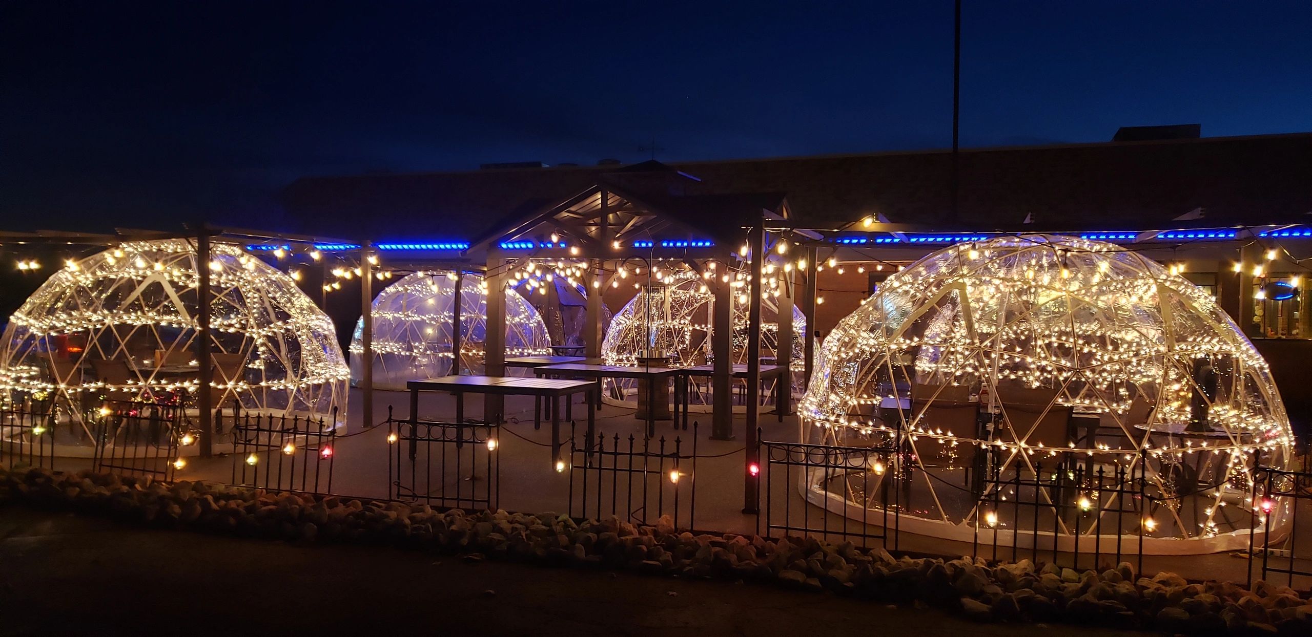 How are the Outdoor Heated Igloos at Four Star Grille?