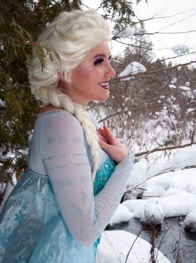 Elsa looking off into the distance in Arendelle