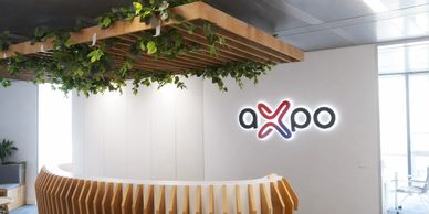 Recepción corporativa con logotipo corpóreo retroiluminado para oficinas en Madrid