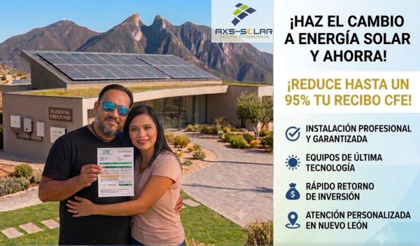 Pareja feliz con factura de energía solar frente a casa con paneles solares.