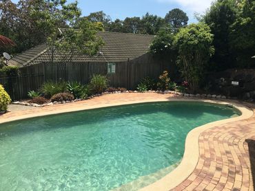 Pool garden edging with sandstone rocks
