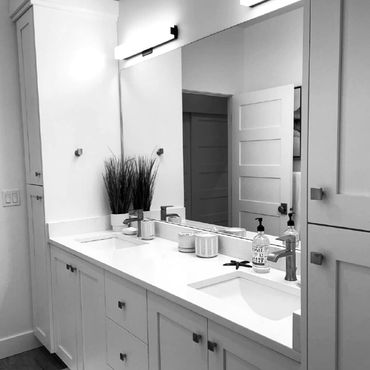 Upstairs shared bath (3 & 4 bedrooms