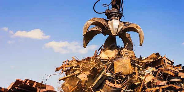 Claw grabbing a pile of scrap metal.