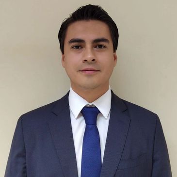 Hombre joven con traje azul y corbata.