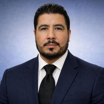 Hombre con traje oscuro y corbata negra.