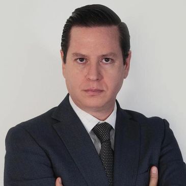 Hombre serio con traje y corbata.