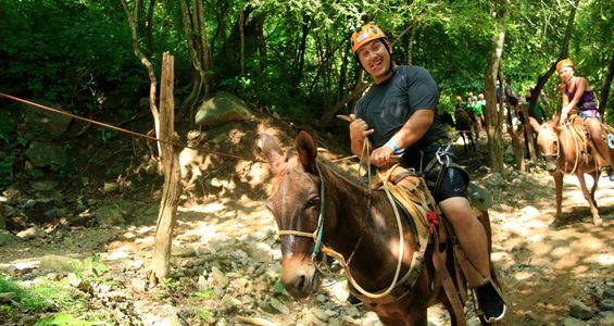 Paseo en mula en la actividad River expedition en Puerto Vallarta | Vallarta Travel Rewards