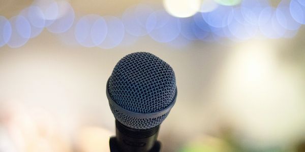 Microphone en gros plan avec fond flou.
