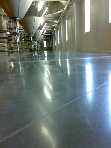 Pulido y abrillantado de piso de concreto en industria alimenticia