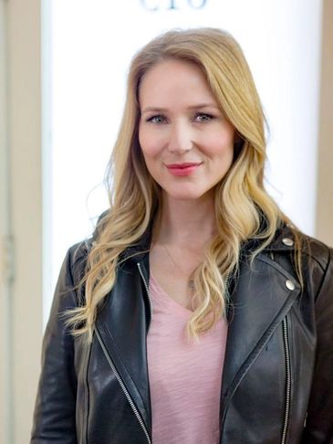 Jewel
is
an
acclaimed
American
singer,
songwriter,
actress,
poet,
painter,
philanthropist
and
daught