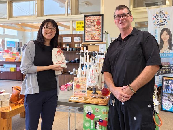 店内で商品を紹介する男女二人。