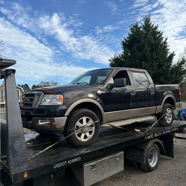 Junk 2005 Ford F150 King Ranch on tow truck
