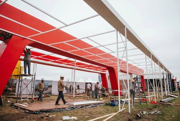 Armado de la estructura de un stand rojo al aire libre