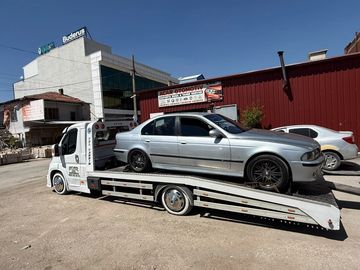 Gri BMW yüklü çekici kamyoneti.