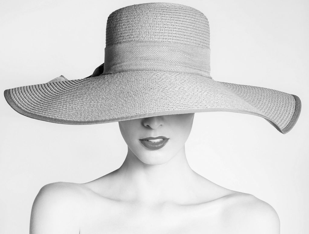 Hat alert.This the classic straw hat . Ready f summer and be like a lady