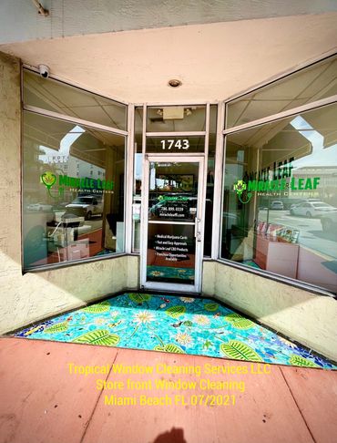 Miami Beach Store front window cleaning
07/2021