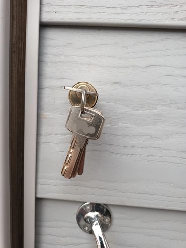 Double sided gate lock