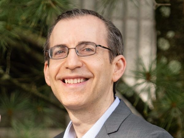 Photo of Dr Alexander Shraga