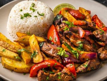 Plato con carne, papas, arroz y vegetales.