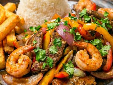 Plato de camarones y carne con vegetales y arroz.