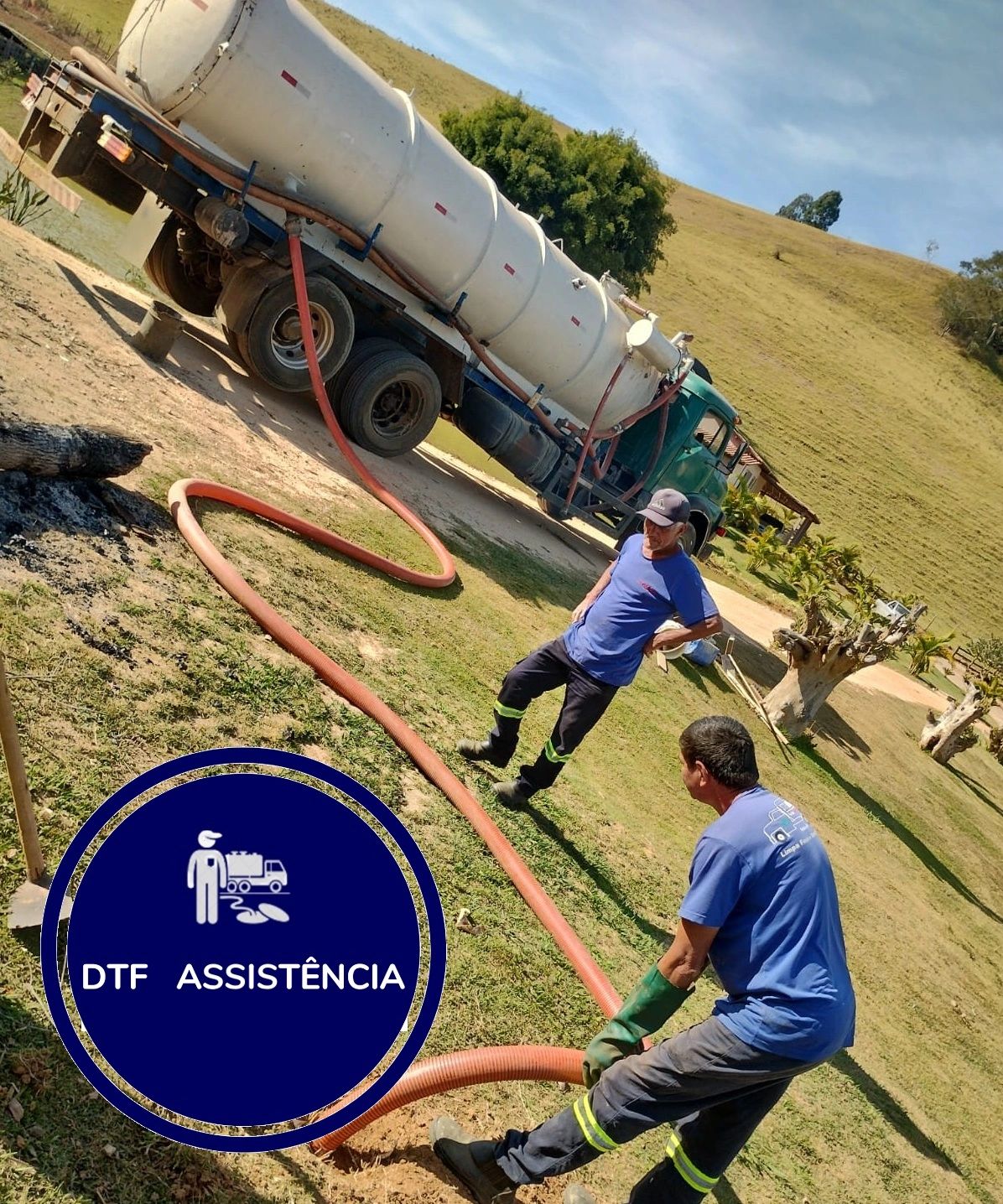 Dois homens trabalhando e um deles segurando a mangueira de sucção ligada ao caminhão.