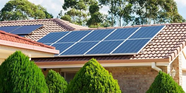 Paneles solares instalados en el techo de una casa.
