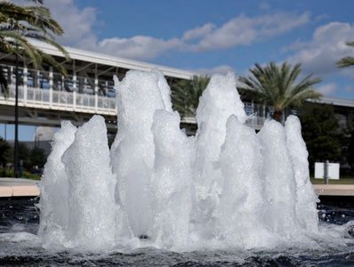 Fuente con boquilla con chorros Espumosos