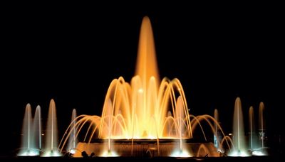 Bombas de agua en funcionamiento en fuente de agua